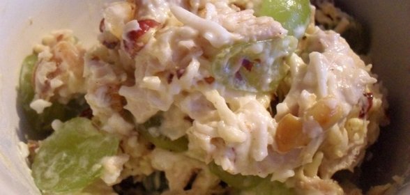 Салат с курицей, сыром и виноградом