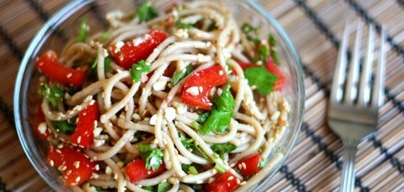 Спагетти с арахисом и перцем