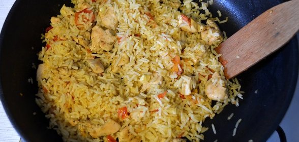 Рис с курицей и помидорами