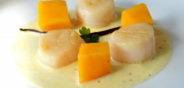 Гребешки с ванильным соусом и манго