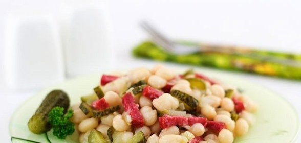 Салат с фасолью и колбасой
