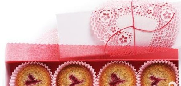 Финансье с малиной и миндалем