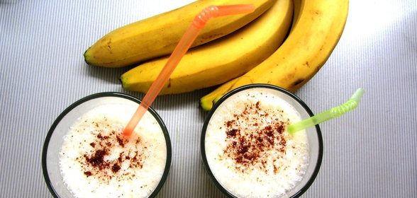 Молочный коктейль с бананами и яблочным соком