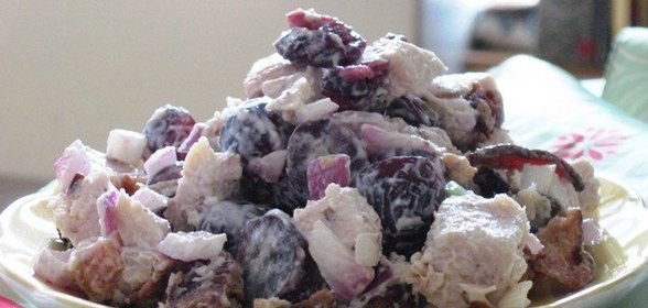 Салат куриный с виноградом и орехами