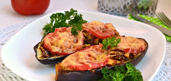 Баклажаны с фаршем, орехами и сыром в микроволновке