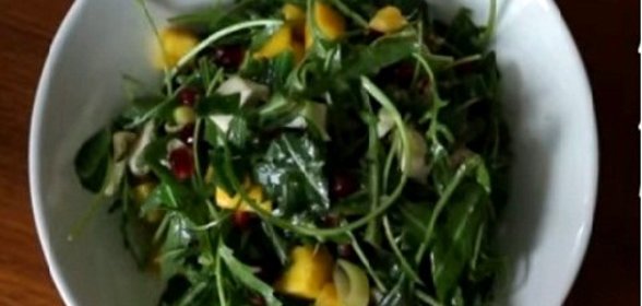 Салат из граната и зеленого лука