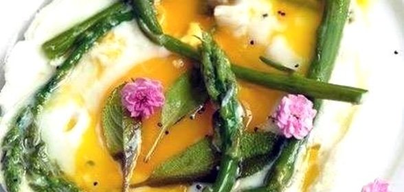 Яичница со спаржей