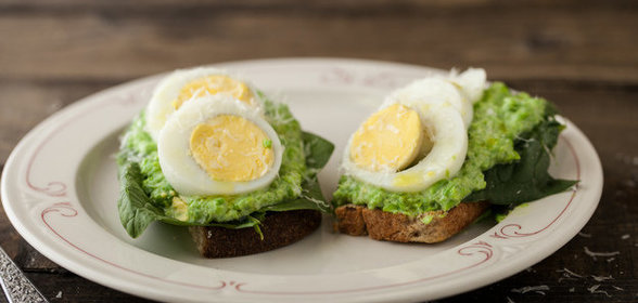 Брускетта с яйцом и соусом песто