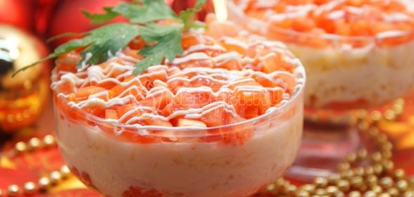 Коктейль-салат из ветчины с сыром и хлебом