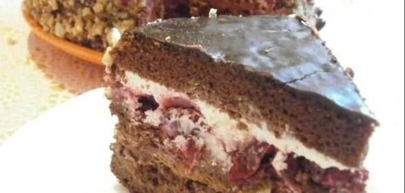 Торт с шоколадные кремом и вишней