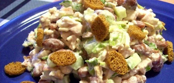 Простой салат с фасолью