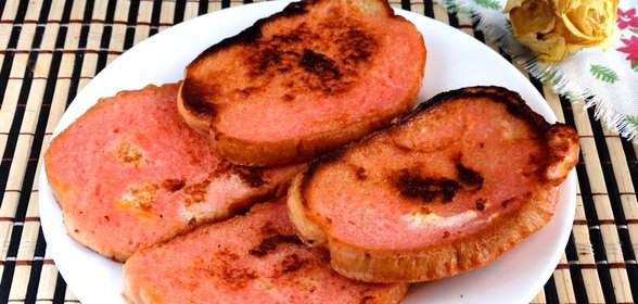 Сладкие гренки с вишневым сиропом