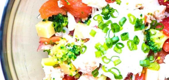 Салат из крабов с сыром, брокколи и зеленым луком