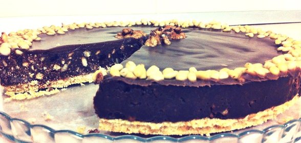 Шоколадно-ореховый торт из печенья