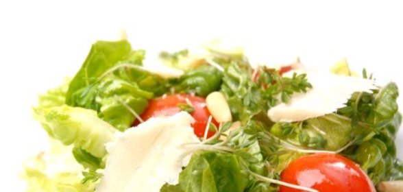 Зеленый салат с черри и кедровыми орешками