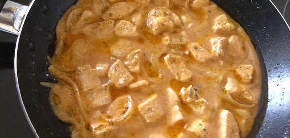 Курица, тушеная в сливочном соусе