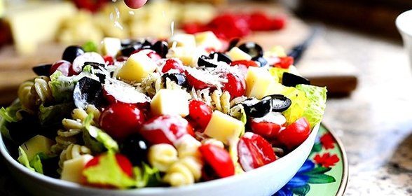 Салат с макаронами и помидорами