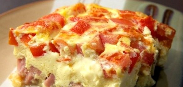 Омлет с луком и помидорами