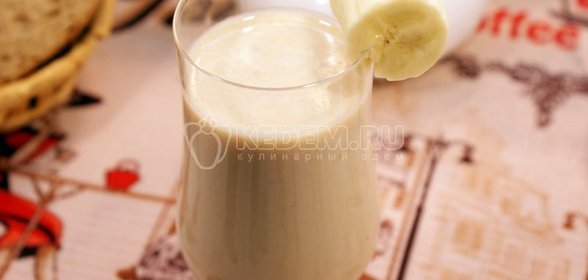 Молочно-банановый коктейль с финиками