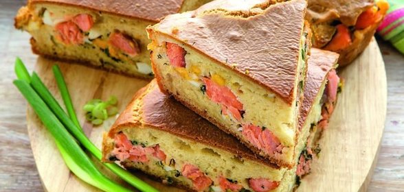 Пирог с лососем, яйцами и зеленью