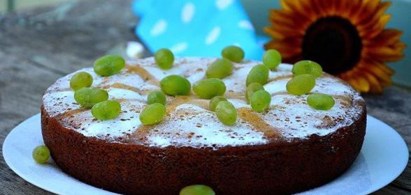 Шарлотка медовая с виноградом
