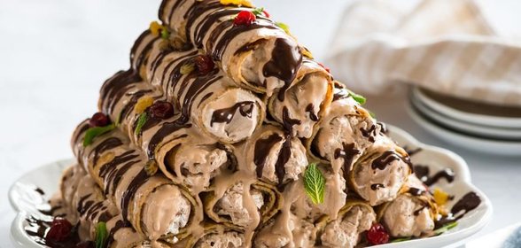 Блинный торт со сметанным кремом, изюмом и шоколадом