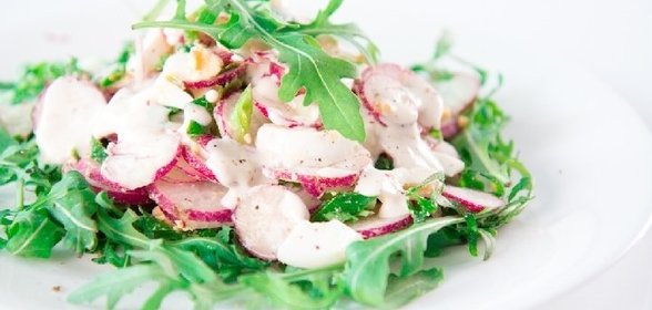 Морской сом с орехами в томатном соусе