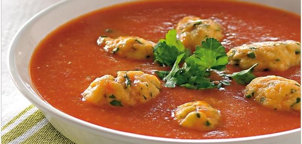 Овощной крем-суп с клецками из петрушки