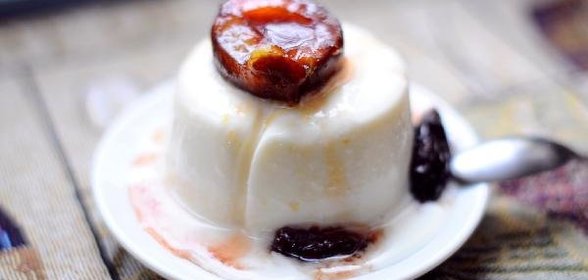 Панна котта (panna cotta) со сливовым соусом