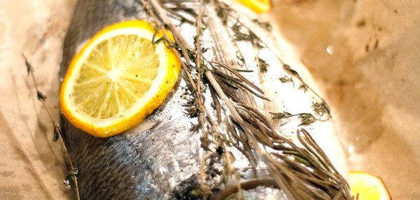 Дорада с травами в бумажном конверте