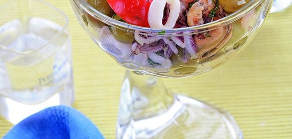 Морской коктейль с оливками и авокадо
