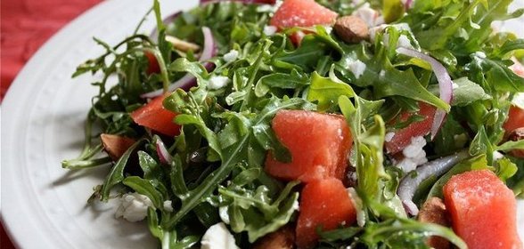 Летний салат из рукколы, арбуза и сыра фета