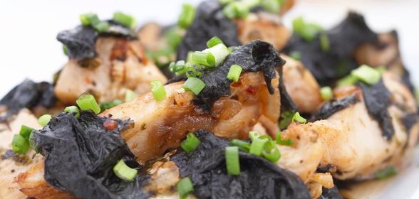 Тушеная морская капуста с курицей