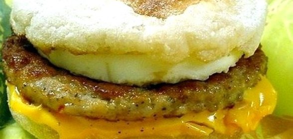 Макмаффин с яйцом и свиной котлетой