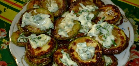 Жареные кабачки с чесночным соусом