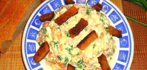 Салат с зеленью и свиной грудинкой