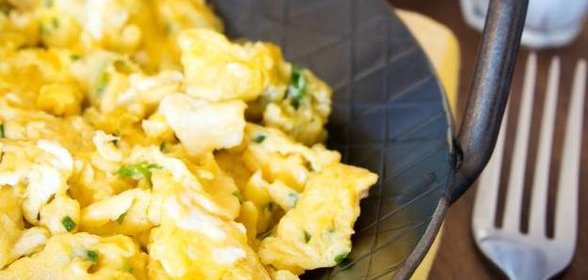 Яичница-болтунья с творогом и зеленым луком