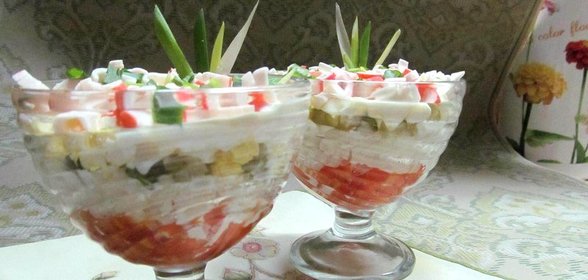 Салат из крабовых палочек с помидором и рисом