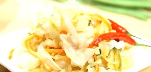 Салат из маринованной капусты с яблоками