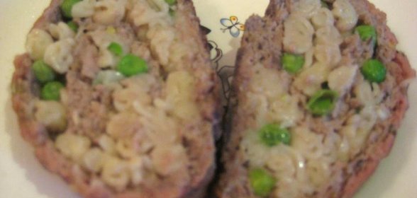 Мясной рулет с макаронами