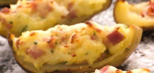 Печеные половинки картофеля с начинкой из сыра, ветчины и зеленого лука