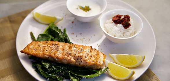 Жареный лосось с рисом