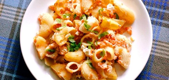 Макароны, запеченные с помидорами и брынзой