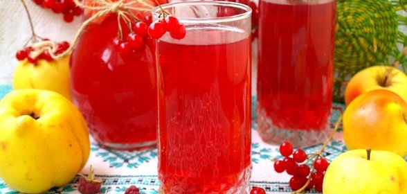 Компот с яблоками, малиной, калиной и айвой