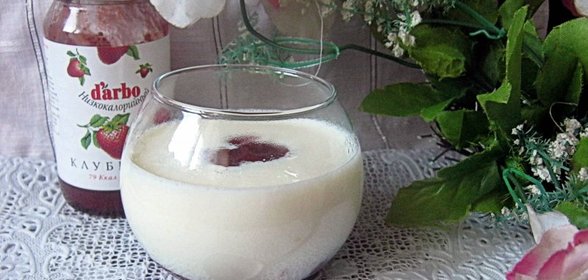 Молочный кисель с клубничным конфитюром