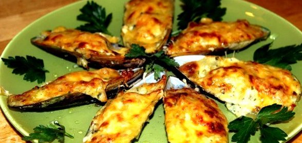 Мидии в ракушках, запеченные с сыром