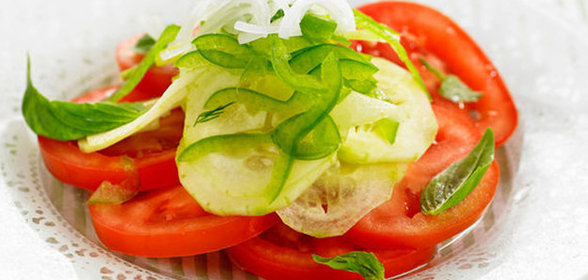 Простой овощной салат с заправкой из бальзамического уксуса