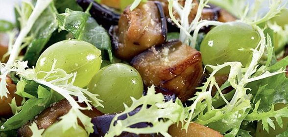 Горячие баклажаны с виноградом и соусом из лесных орехов