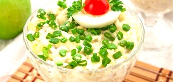 Салат с кальмарами, яблоками и сыром