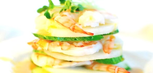 Салат с креветками и яблоком